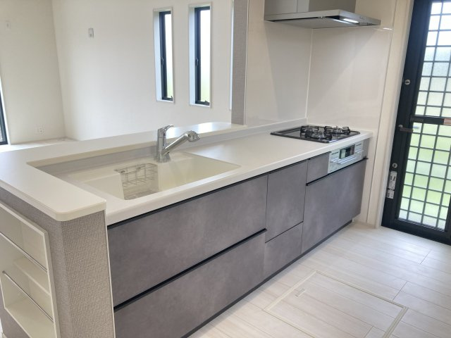 リーブルガーデンＳ第１前橋小屋原のキッチン|人気のカウンターキッチン採用です☆勝手口付きです！
コンロも３口ご用意しています！調理スペースも広くストレスなくお料理できます。
浄水器つきなので美味しいお水も飲めますよ♪