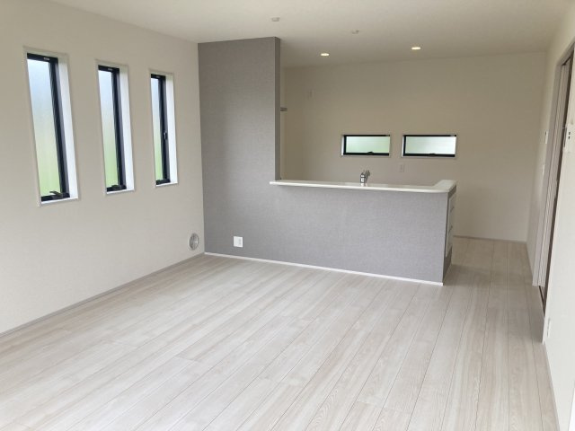 リーブルガーデンＳ第１前橋小屋原の居間・リビング|17帖の広々リビング♪人気の対面式キッチンを配した空間はお好みの家具も合わせやすく、家族がくつろぐ快適な空間造りをサポート。窓からは明るい陽光が差し込みます。