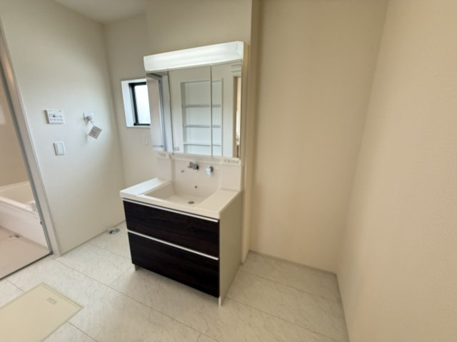 リーブルガーデンＳ第１前橋小屋原の独立洗面台|シャワー水栓付き洗面台で朝の身支度もバッチリです！
洗面台には収納スペースもあり洗面室もすっきり片付きますよ！