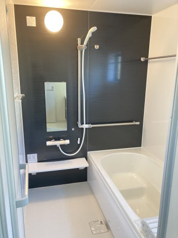 リーブルガーデンＳ第１前橋小屋原の浴室|１坪タイプのフルオートバスです！
足を延ばして入れる広さなので一日の疲れも癒されますよ♪
室内物干しや浴室乾燥機もあるのでお天気の悪い日にはランドリースペースとしてもご利用できます！