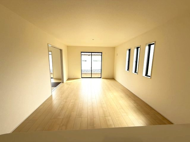 リーブルガーデンＳ第１前橋小屋原の居間・リビング|17帖の広々リビング♪人気の対面式キッチンを配した空間はお好みの家具も合わせやすく、家族がくつろぐ快適な空間造りをサポート。窓からは明るい陽光が差し込みます。