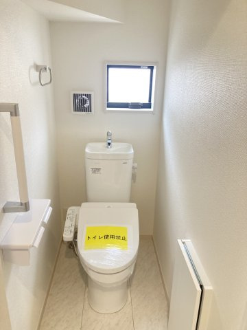 リーブルガーデンＳ第１前橋小屋原のトイレ|1階トイレです。清潔感のある白を基調としています。
温水洗浄・便座暖房機能の付いた快適なトイレです☆