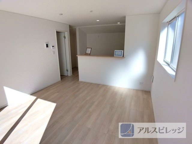 新築/朝霞市宮戸3丁目の居間・リビング|こちらのリビングで趣味の時間をお楽しみください