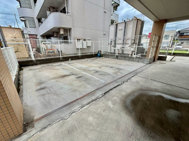 ハピネス北条の駐車場