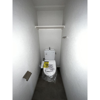 【トイレ】 | 【仲介手数料0円】ソルテラスKYOTO西大路 瑠 | 落ち着いた色調のトイレです