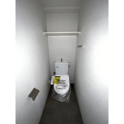 【トイレ】 | 【仲介手数料0円】ソルテラスKYOTO西大路 瑠 | 落ち着いた色調のトイレです