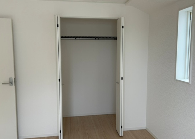 【収納】 | デザイン性を重視しすぎて収納が少なかった！なんてことにならないため、事前に現地で収納の数を確認しておくことをお勧めします。クローゼット以外にも床下収納や屋根裏収納、パントリーなどもチェックしましょう。