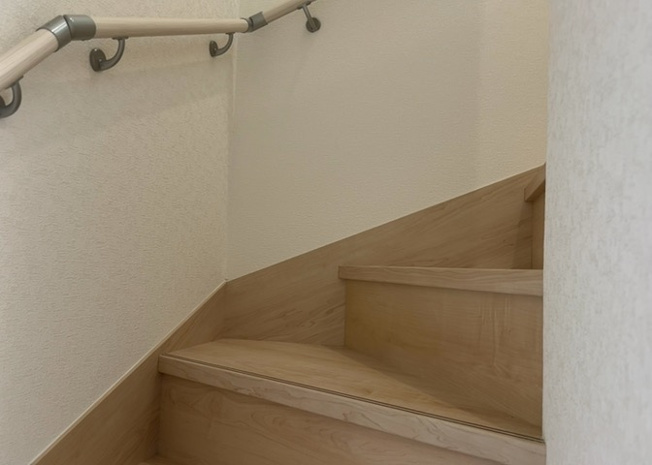【内装】 | 建物の上下階の通路である階段は、その位置によって動線や室内の印象が大きく左右されます。手摺にも重要な役割があり、転倒の防止・歩行や動作を円滑にして日常生活を支えることを主な目的として設置されています。