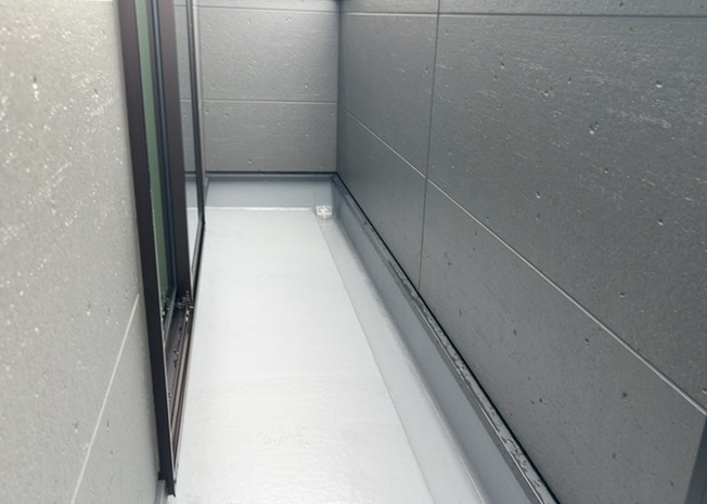 【バルコニー】 | バルコニーは、室外の専用スペースのうち、「屋根がなく開放された空間」であるものを指します。ベランダより広いタイプのものが多く、日当たりもよいため家庭菜園などを楽しみたい人にとって適した環境となります。