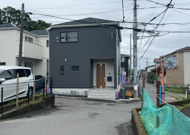 【外観】 | ついに完成致しました！現地をご見学に行く際は、道路の幅や周辺の交通量、施設などをご確認頂くことをおすすめします！物件の流れが早いため、内見をしたい方はお早めに当社営業までお問い合わせ頂きご予約下さい！