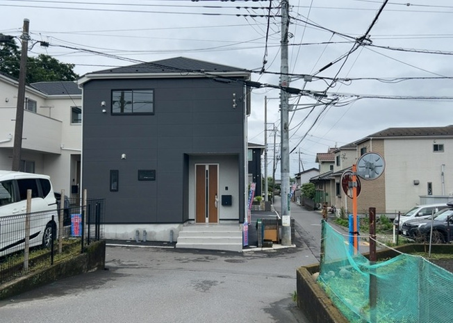 【前面道路含む現地写真】 | 住宅用の土地では前面道路に2m以上接していなければならないと法律で定められています。しかし、お持ちの車のサイズやライフスタイルなどにより、2mでは利便が悪い場合もございますので、事前に確認しましょう。