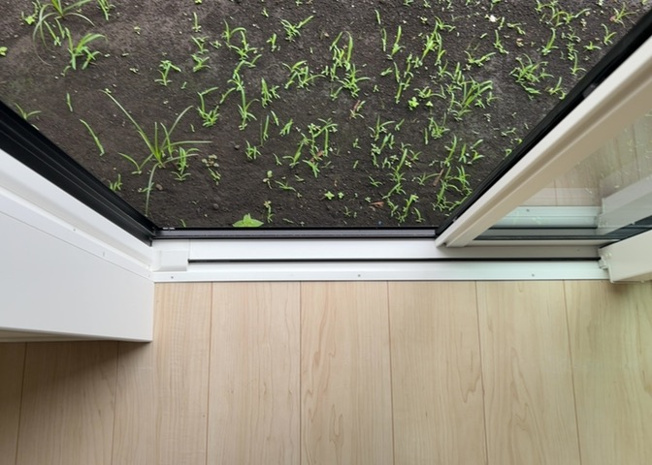 【内装】 | サッシとは、ガラス窓に使用される金属製の窓枠のことです。一般的に住宅建築では、金属製建具工事の段階で備え付けるもので、ガラス類や玄関、バスルームのスチール製のドアなどと同じタイミングで工事を行います。