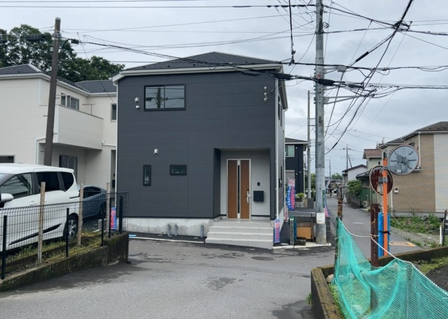 【前面道路含む現地写真】 | お持ちの車種によっては前面道路が広い方が便利でしょう。しかし、前面道路が広ければその分交通量が多くなるため、騒音などが気になる場合があります。実際に現地を見学し、周辺交通量や騒音などを確認しましょう！