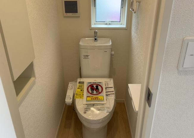 【トイレ】 | トイレは大きさや形、機能、抗菌性などが異なる多種多彩なタイプが各メーカーから出ています。それぞれに良さがあるため、事前にどういったタイプのトイレがいいのかをご家庭内で決めて、内見に行くといいでしょう。