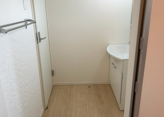 【脱衣所】 | 多くの戸建て住宅で見かける洗面脱衣所は、洗面台と洗濯機が2畳ほどのスペースに並べられていて、洗面所が脱衣所を兼ね備えている間取りが一般的です。お客様が利用することもある、パブリックな空間でもあります。