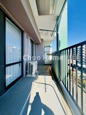 【バルコニー】 | ハートフルシティ松戸六高台スクエア1 | 【バルコニー】幅もあって、奥行きもあるゆとりのバルコニー。洗濯物を干したり乾かしたりだけでなく、ただ出てみるだけでも気持ちいいですよ。