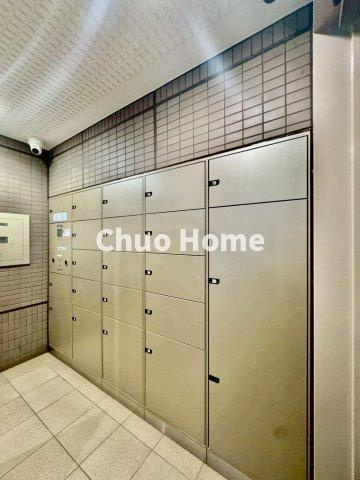 ハートフルシティ松戸六高台スクエア1の設備|【宅配ボックス】在宅時・不在時に関わらず、居住者の代わりに非対面で宅配物を受け取ってくれる便利な設備です。わかりやすくご説明致しますので見学時にはお部屋だけではなく共用部分もぜひチェックしてください。