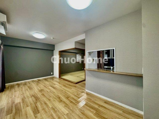 ハートフルシティ松戸六高台スクエア1のキッチン|視界に広がりを生むオープンなキッチン。料理や片付けをしながら、家族との会話を楽しんだり、リビングで遊ぶ子どもを見守れます。ご見学時には家具の配置などもイメージしながらぜひご覧になって見て下さい。