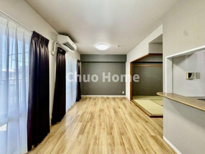 【ダイニング】 | ハートフルシティ松戸六高台スクエア1 | 【ダイニング】忙しい朝でも、しっかり家族が揃って食事をして頂けるゆとりある大きさのダイニングスペース。奥様が作る手料理をカウンター越しに受けとって頂き、テーブルで囲む素敵な時間を存分に愉しんで下さい。