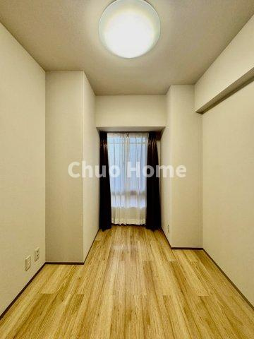 ハートフルシティ松戸六高台スクエア1の寝室|【寝室】心と体をゆったりと安らげる主寝室。寝室のゆとりが大きい分だけ、暮らしの安らぎは深まります。一日の疲れを癒すだけでなく、ご夫婦の親密な語らいを紡ぎ出します