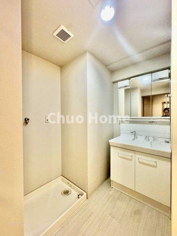 ハートフルシティ松戸六高台スクエア1のランドリースペース|【ランドリースペース】担当者がスケールを持ち歩いておりますので、ご見学時には現在お使いの洗濯機などがきちんと収まるかなどもチェックして下さい。見学前に測っておくと非常に便利だと思います。