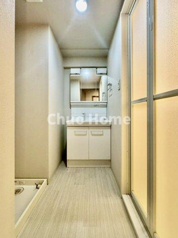 ハートフルシティ松戸六高台スクエア1の脱衣所|【洗面所】明るい洗面所は朝をすっきりさせてくれる空間です。バタバタしている忙しい朝でも収納が多い洗面台では短い時間で効率良く支度ができます。