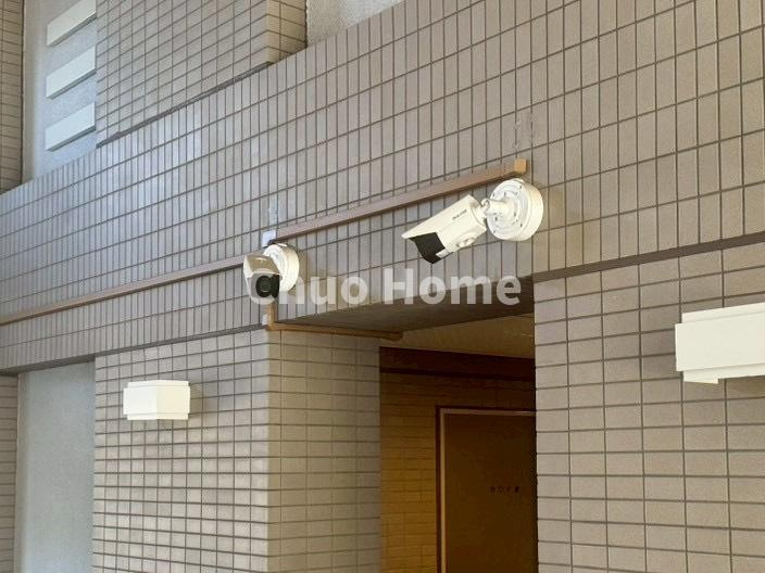 ハートフルシティ松戸六高台スクエア1の防犯設備|【防犯カメラ】何かあった時の大事な証拠になることももちろんなりますが、防犯というくらいですので大事なのは防犯カメラがあることによって抑止力につながることですよね。