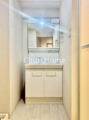 ハートフルシティ松戸六高台スクエア1の独立洗面台|【洗面化粧台】洗面化粧台には三面鏡を採用。身だしなみを整えやすい事はもちろんですが、鏡の後ろに収納スペースを設ける事により、散らかりやすい洗面スペースをすっきりさせる事が出来るのも嬉しいですね