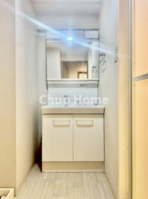 【独立洗面台】 | ハートフルシティ松戸六高台スクエア1 | 【洗面化粧台】洗面化粧台には三面鏡を採用。身だしなみを整えやすい事はもちろんですが、鏡の後ろに収納スペースを設ける事により、散らかりやすい洗面スペースをすっきりさせる事が出来るのも嬉しいですね