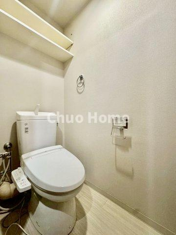 ハートフルシティ松戸六高台スクエア1のトイレ|【トイレ】 収納スペースをしっかりと確保した温水洗浄便座機能付きトイレ。温水洗浄便座は清潔にお使いいただくための大切なアイテムです。