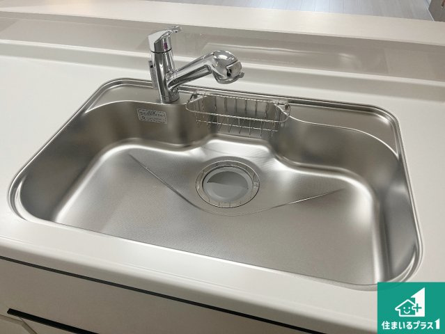 神戸市垂水区塩屋北町　新築一戸建ての独立洗面台|清潔感のある洗面台です。フラットな鏡は掃除がしやすく毎日清潔！ホースは引き出して使えるので洗顔やお掃除の際に便利です！