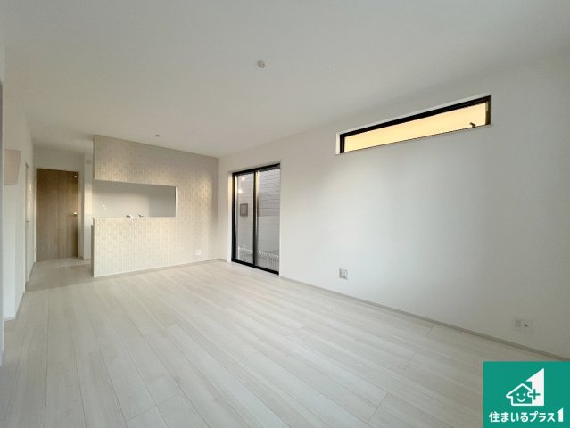 神戸市垂水区塩屋北町　新築一戸建ての居間・リビング|子供を見守りながらお料理が出来るため家族のコミュニケーションか増えます♪スペースが広く確保されている為お子様が大きくなったときは一緒に料理を楽しめます♪