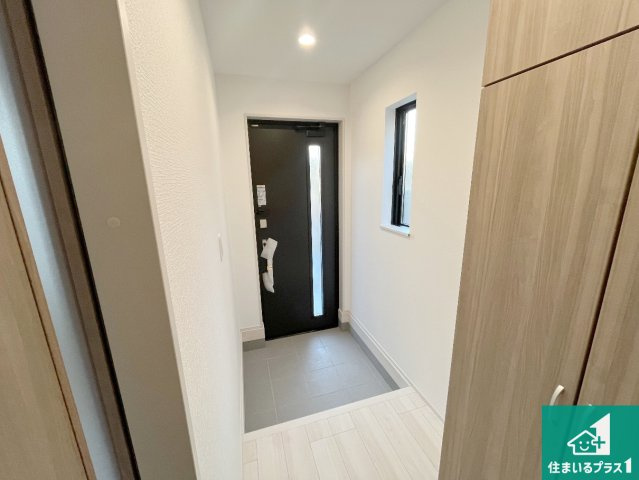 神戸市垂水区塩屋北町　新築一戸建ての玄関|シューズボックスにはたくさんの靴が収納できるので玄関周りはいつもスッキリ！ご家族が増えても安心！