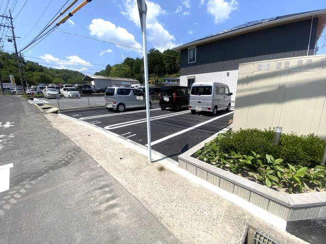 D-ROOM八本松東の駐車場