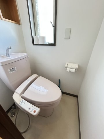 あきる野市草花中古戸建のトイレ|窓付きで明るいトイレ♪