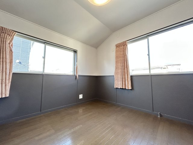 あきる野市草花中古戸建の洋室|現地待ち合わせでの内見も承ります！西東京不動産まで是非お気軽にお問合せください♪