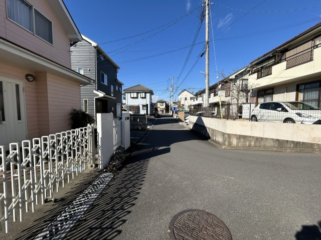 あきる野市草花中古戸建の前面道路含む現地写真|前面道路も広く駐車も楽々♪