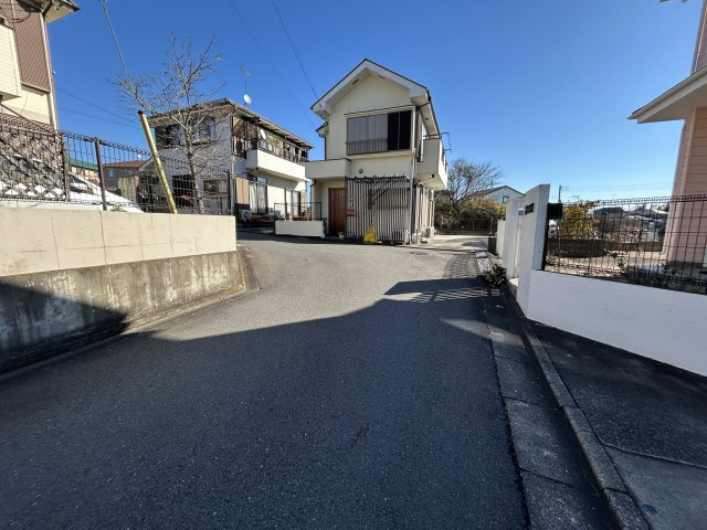 あきる野市草花中古戸建の前面道路含む現地写真|住宅地のため付近の交通量は少なめです♪