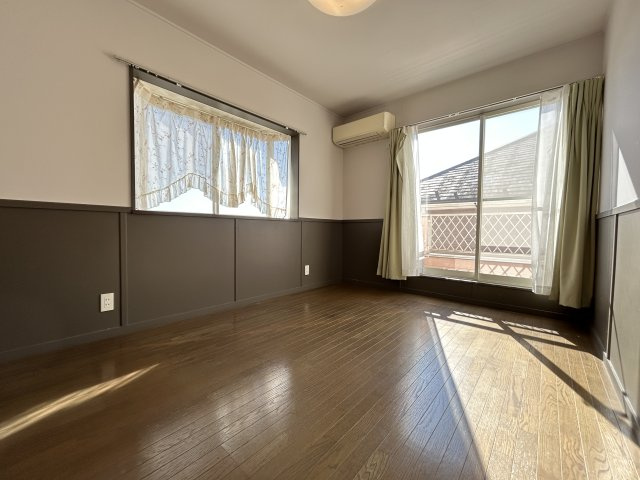 あきる野市草花中古戸建の洋室|東南側の寝室は気持ちの良い朝を迎えられます♪