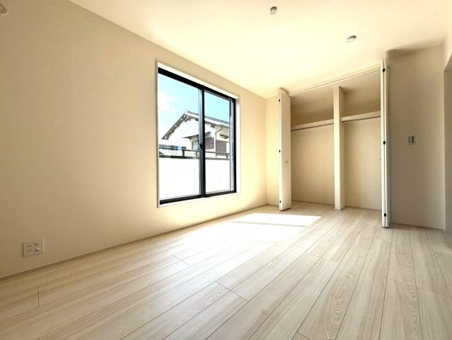 リーブルファイン　岐阜市西中島５丁目第２　全6区画分譲の寝室|すべての居室にはたっぷり収納できる大型のクローゼット、各室に２４時間換気システムを設置しています。
排気ファンから低風量で24時間強制排気し、家の中の空気をいつも新鮮に保ちます。
