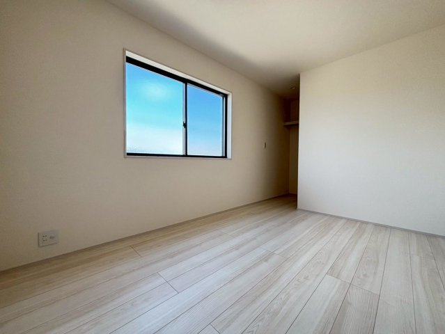 リーブルファイン　岐阜市西中島５丁目第２　全6区画分譲の洋室|全居室にたっぷり収納できる大型クローゼット、居室部分の窓ガラスには間に空気層を設けたペアガラスを採用。
高い断熱性と共にガラス面の結露対策にも効果を発揮します。