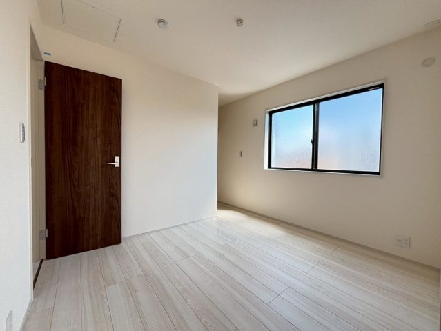 リーブルファイン　岐阜市西中島５丁目第２　全6区画分譲の洋室|全居室にたっぷり収納できる大型クローゼット、居室部分の窓ガラスには間に空気層を設けたペアガラスを採用。
高い断熱性と共にガラス面の結露対策にも効果を発揮します。