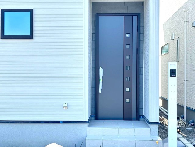 リーブルファイン　岐阜市西中島５丁目第２　全6区画分譲の玄関|【ピッキング防止機能付き玄関ドア錠】玄関ドアの鍵は上下に２つあり、内側の下段は脱着サムターンキー。
鍵を不正に開錠されても、もう１つの鍵でピッキングを防ぎます。防犯性の高い仕様になっています。