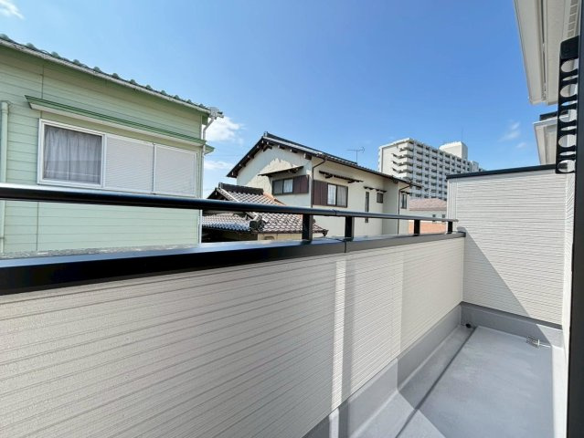 リーブルファイン　岐阜市西中島５丁目第２　全6区画分譲のバルコニー|バルコニーは南向きで洗濯物もよく乾きます！強度と表面積硬度を持つFPRで防水しています。