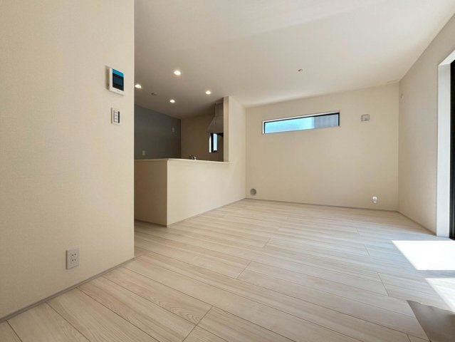 リーブルファイン　岐阜市西中島５丁目第２　全6区画分譲の居間・リビング|明るい日差しをふんだんに取り込んだリビングダイニングは家族の笑顔につつまれた素敵な空間になります。
一建設の家は精度が高く丈夫な工法を採用し、「住宅トップランナー基準」に対応しています。