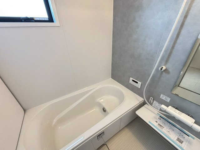リーブルファイン　岐阜市西中島５丁目第２　全6区画分譲の浴室|明るく清潔感がある浴室。浴槽は環境にやさしい節水タイプ。浴槽内ステップで半身浴、親子入浴も安心です。
洗い場の床は乾きやすく滑りにくい快適仕様、水はけが良くカビの発生を軽減できます。
