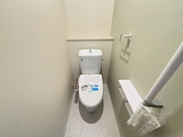リーブルファイン　岐阜市西中島５丁目第２　全6区画分譲のトイレ|超表面平滑加工とイオンパワーの「セフィオンテクト」加工で、汚れが付きにくく落ちやすい仕様で清潔です。
便器にフチがないので汚れが隠れて見えない部分がありません。お手入れがとってもラクラクです。