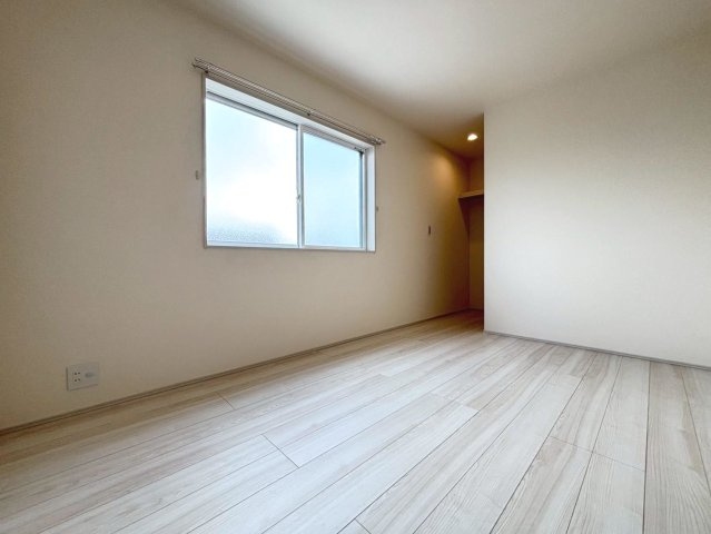 リーブルファイン　岐阜市西中島５丁目第２　全6区画分譲の寝室|すべての居室にはたっぷり収納できる大型のクローゼット、各室に２４時間換気システムを設置しています。
排気ファンから低風量で24時間強制排気し、家の中の空気をいつも新鮮に保ちます。
