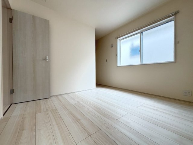 リーブルファイン　岐阜市西中島５丁目第２　全6区画分譲の洋室|全居室にたっぷり収納できる大型クローゼット、居室部分の窓ガラスには間に空気層を設けたペアガラスを採用。
高い断熱性と共にガラス面の結露対策にも効果を発揮します。