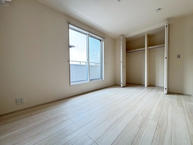 リーブルファイン　岐阜市西中島５丁目第２　全6区画分譲の洋室|全居室にたっぷり収納できる大型クローゼット、居室部分の窓ガラスには間に空気層を設けたペアガラスを採用。
高い断熱性と共にガラス面の結露対策にも効果を発揮します。